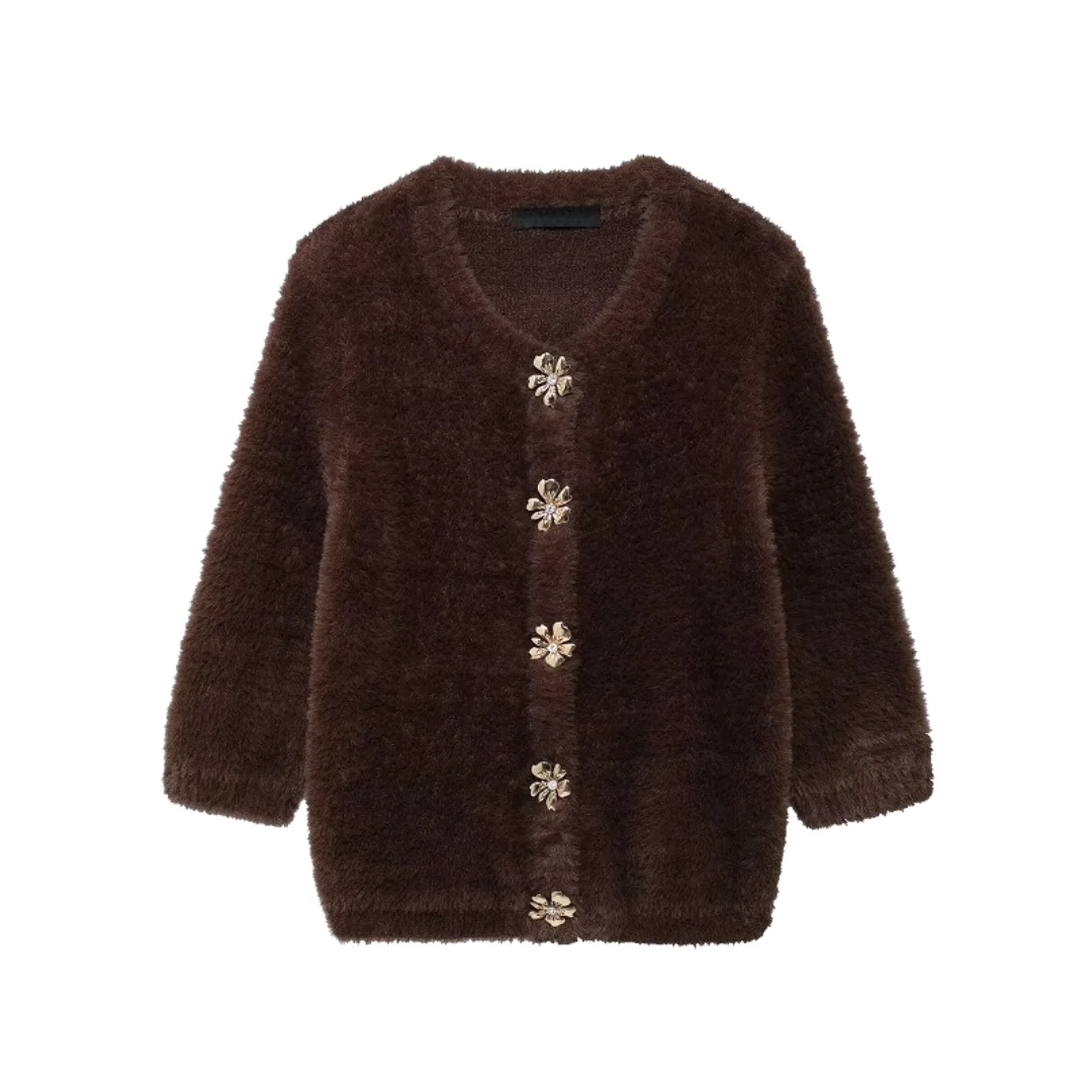 Flauschiger Cozy Fable Pullover mit Blumenknöpfen