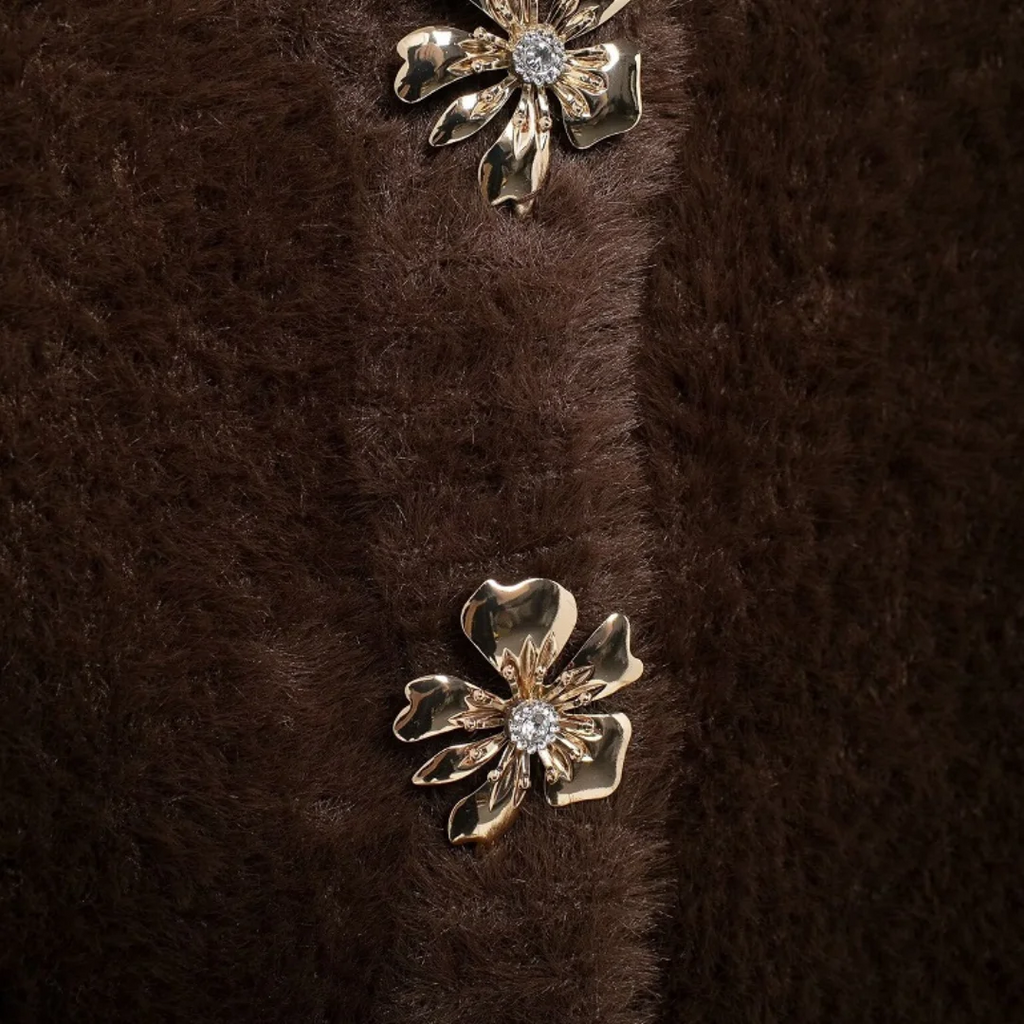 Flauschiger Cozy Fable Pullover mit Blumenknöpfen