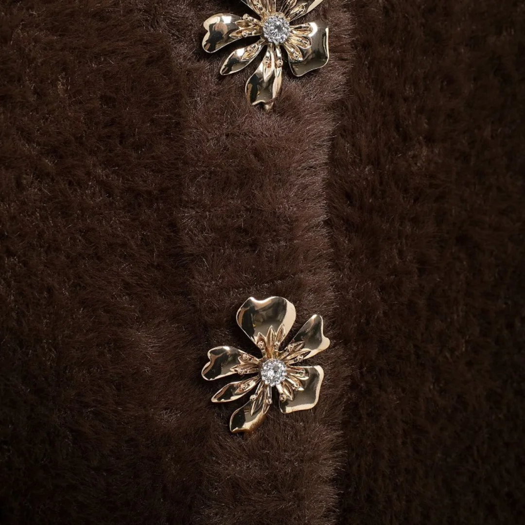 Flauschiger Cozy Fable Pullover mit Blumenknöpfen